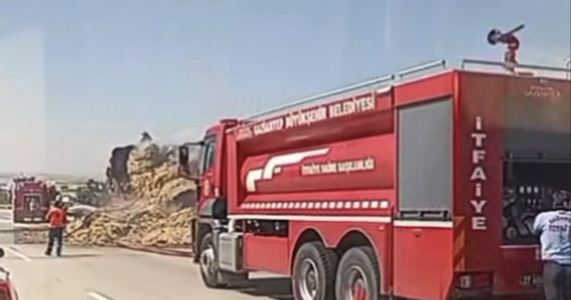 gaziantep-te-saman-balyasi-yuklu-tirda-yangin