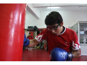 Rakiplerinin Gözlük Taktığı İçin Dalga Geçtiği Mizan, 2 Yıldır Yenilmiyor