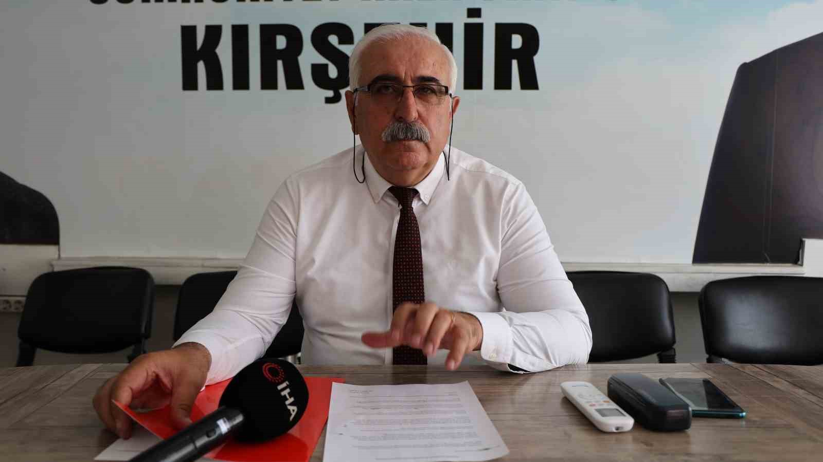 chp-kirsehir-il-baskani-tanribuyurdu-parti-binasindan-poster-goturmek-ayiptir