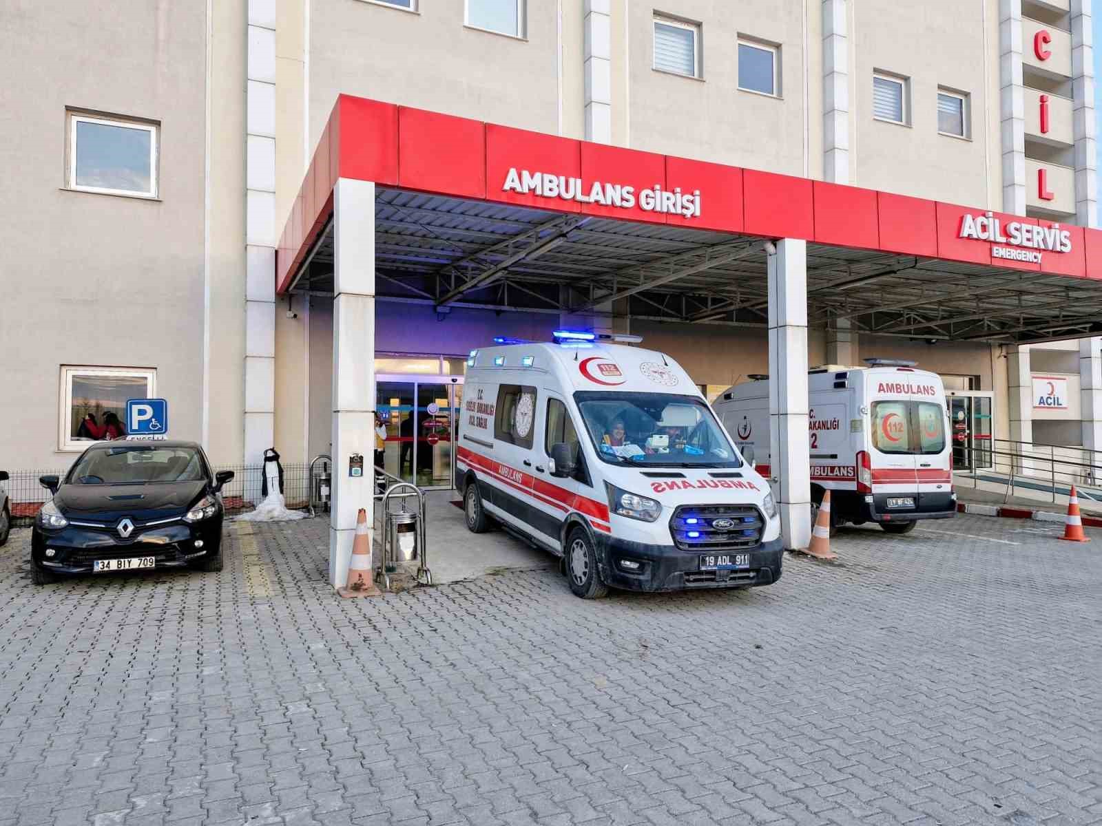 corum-da-elini-yem-karma-makinesine-kaptiran-ciftci-yaralandi