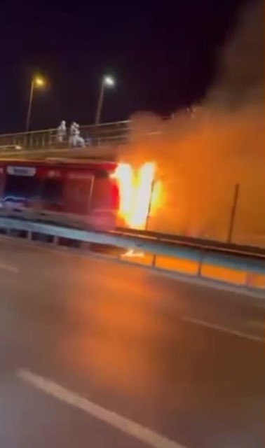 kagithane-de-metrobus-alevlere-teslim-oldu-yolcular-tahliye-edildi