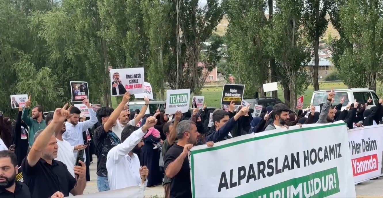 kuytul-taraftarlari-erzurum-da-cezaevi-onunde-izinsiz-gosteri-yapti