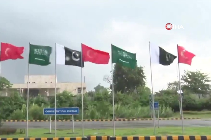 islamabad-da-pakistan-turkiye-ve-suudi-arabistan-bayraklari-gondere-cekildi