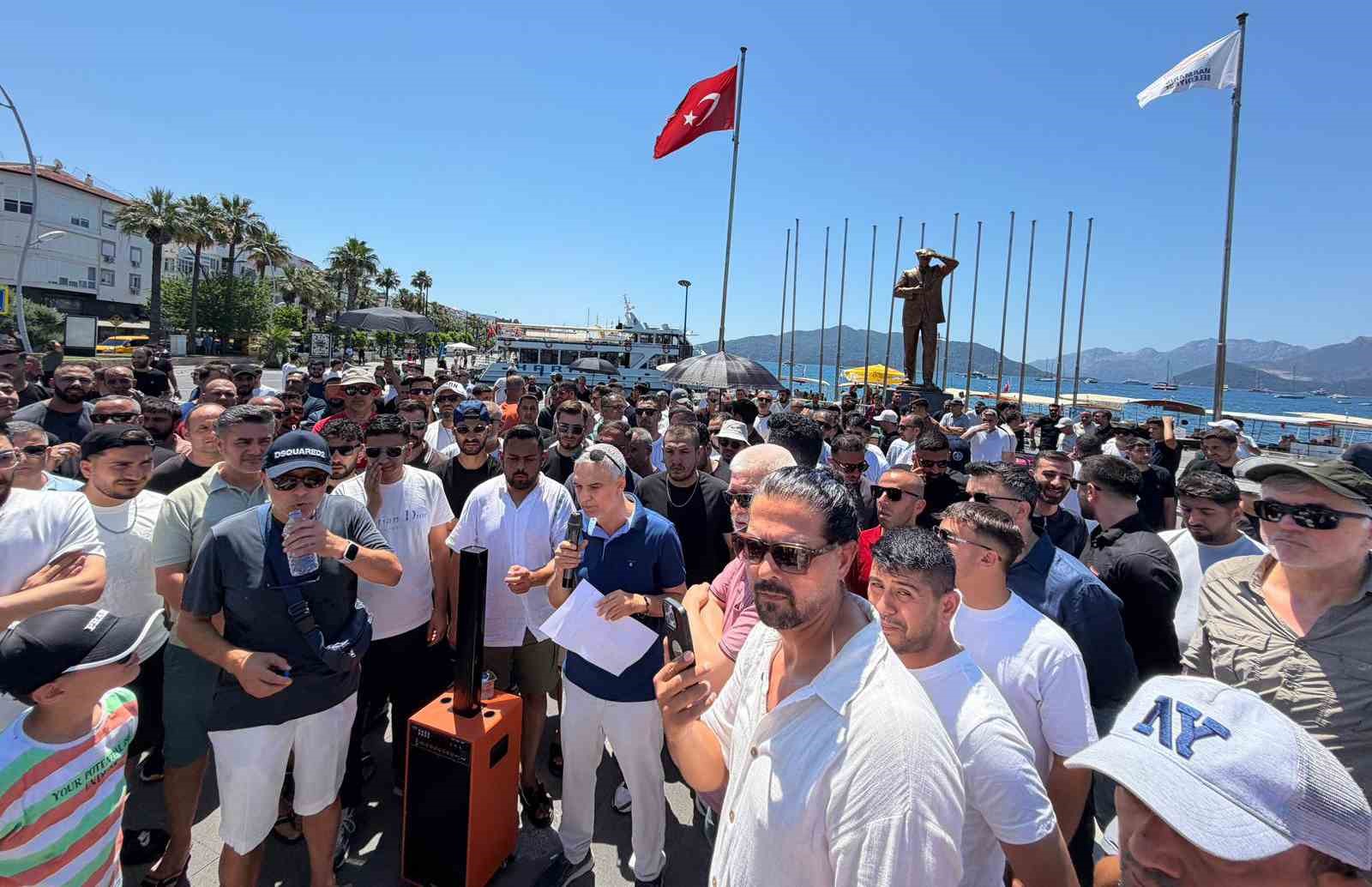 marmaris-te-esnaf-kapali-carsi-nin-uzerinin-acilmasini-protesto-etti