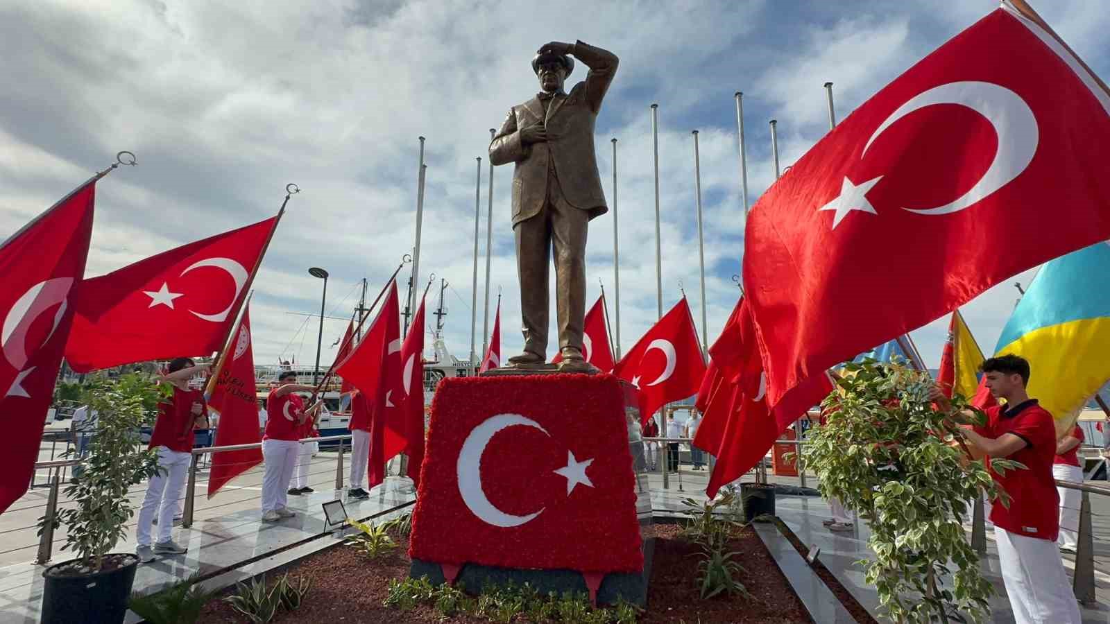 marmaris-te-19-mayis-coskusu-celenk-sunumu-ile-basladi