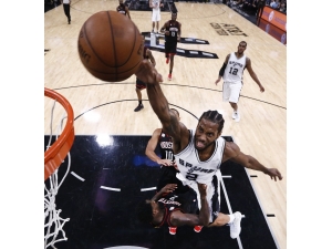 Kawhi Leonard, Toronto Raptors’a Takas Edildi