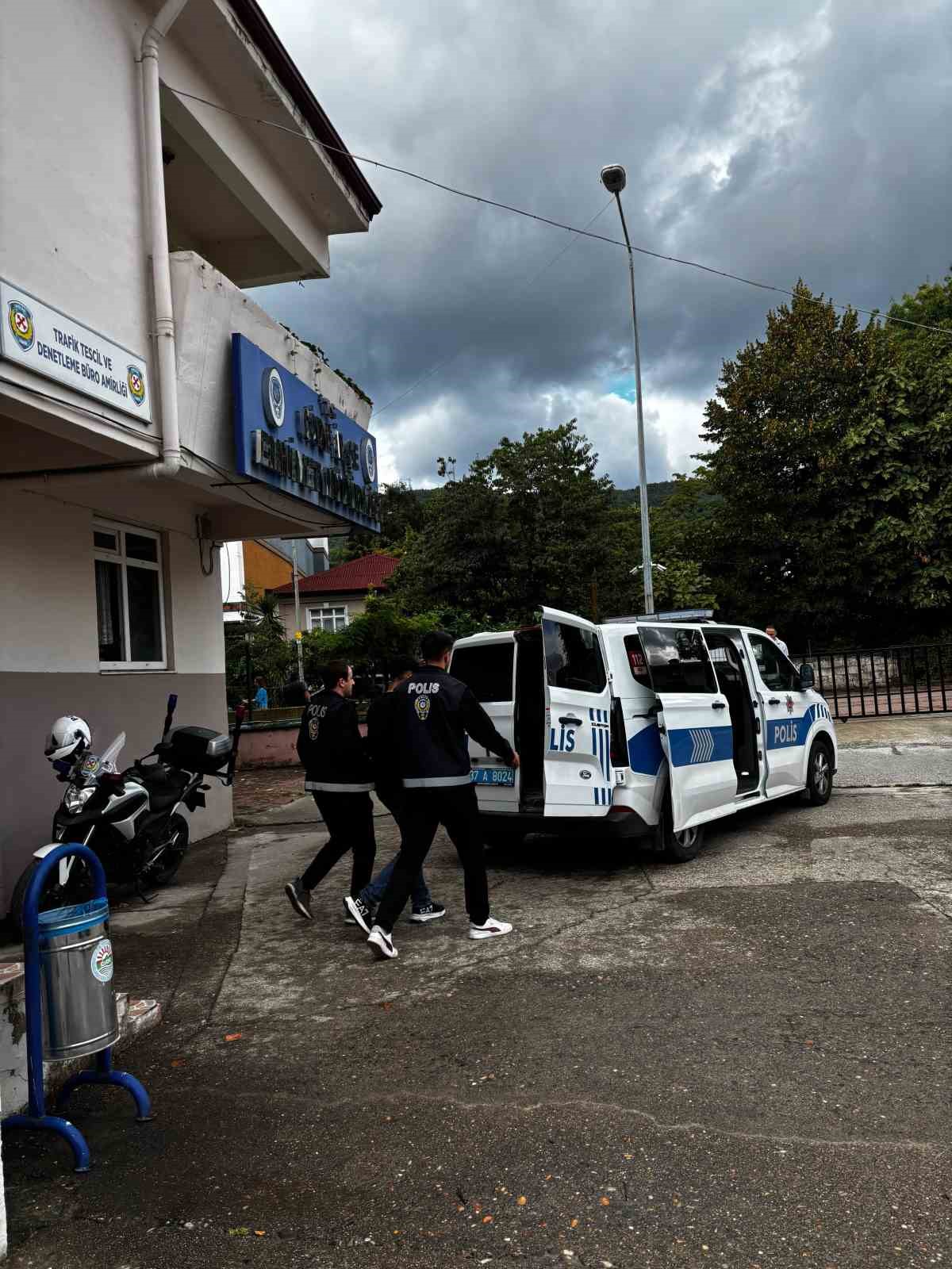kastamonu-da-tartistigi-kisiyi-bicakla-yaralayan-supheli-tutuklandi