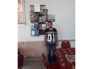 Kitap Okuyan Müşterilerine Bedava Çay Veriyor