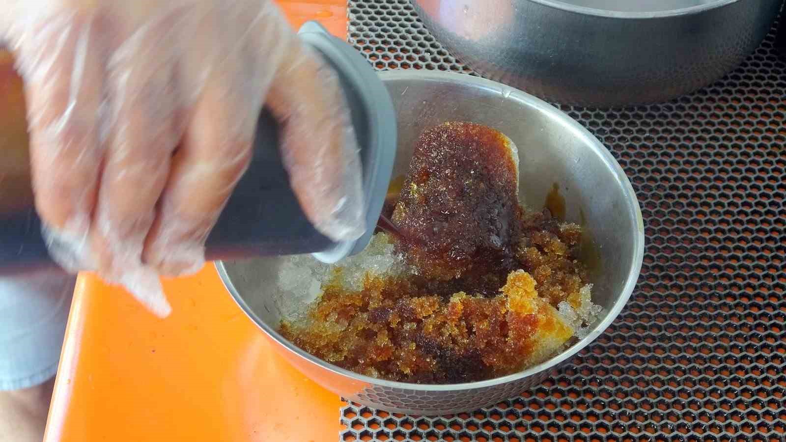 mugla-da-kavurucu-sicaklarda-kar-helvasi-ile-serinliyorlar