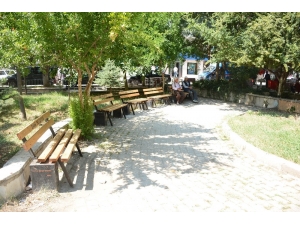 Dinar Cumhuriyet Meydanındaki Oturma Bankları Yenilendi