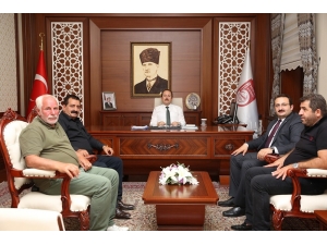 Bayburtlu İş Adamı Koral Vali Pehlivan’ı Ziyaret Etti