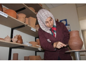 Kadınlar Çamura Şekil Vererek Meslek Öğreniyor