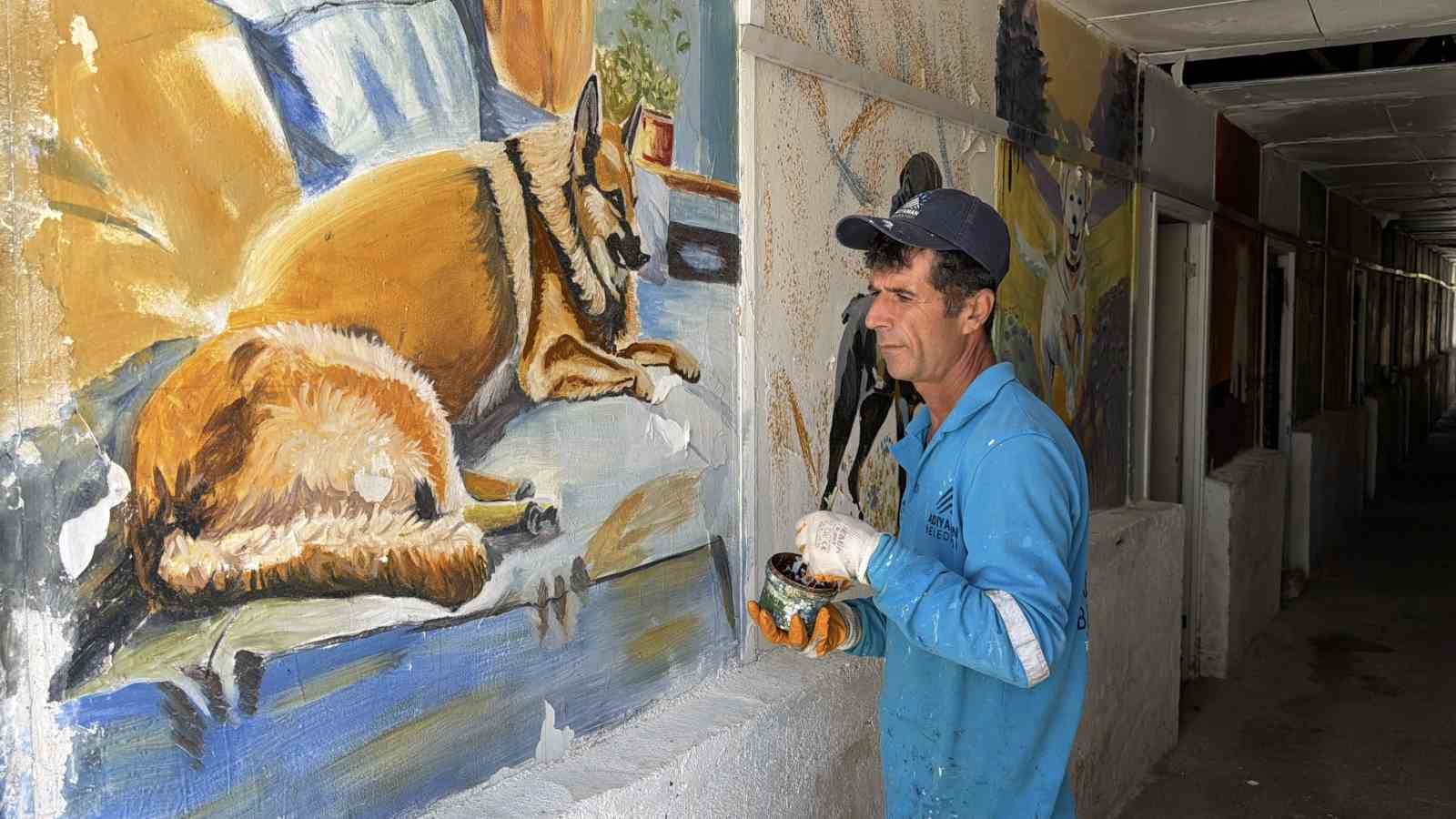 supurgesiyle-temizlik-fircasiyla-sanat-yapiyor