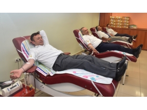 Esogü Yöneticilerinden Kızılay’a Kan Bağışı Yapma Çağrısı