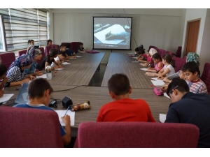 Siirtli Gençlere Karikatür Eğitimi Veriliyor