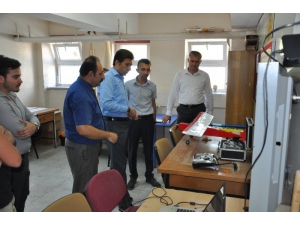 Öğretmen Ve Öğrenciler İnsansız Hava Aracı Yapıyor