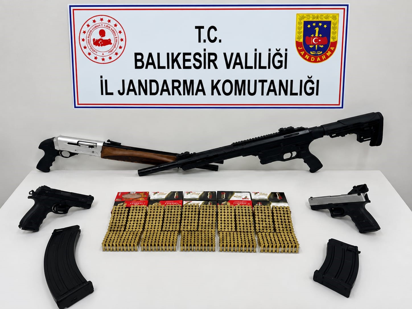 bandirma-ve-ayvalik-ta-silah-ticareti-operasyonu-10-supheli-yakalandi