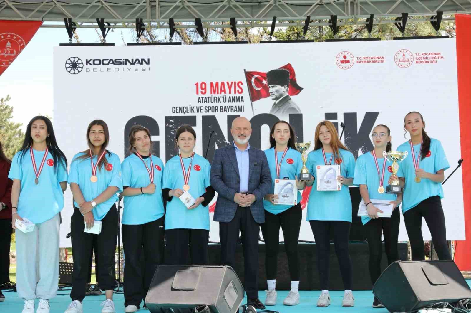 baskan-colakbayrakdar-gencler-icin-calisiyor-gelecege-yatirim-yapiyoruz