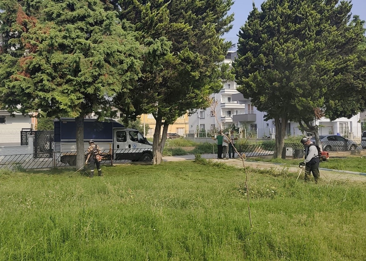 mersin-de-parklar-kapsamli-bakimdan-geciyor