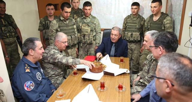 Milli Savunma Bakanı Hulusi Akar, Askerlere Elleriyle Kek İkram Etti
