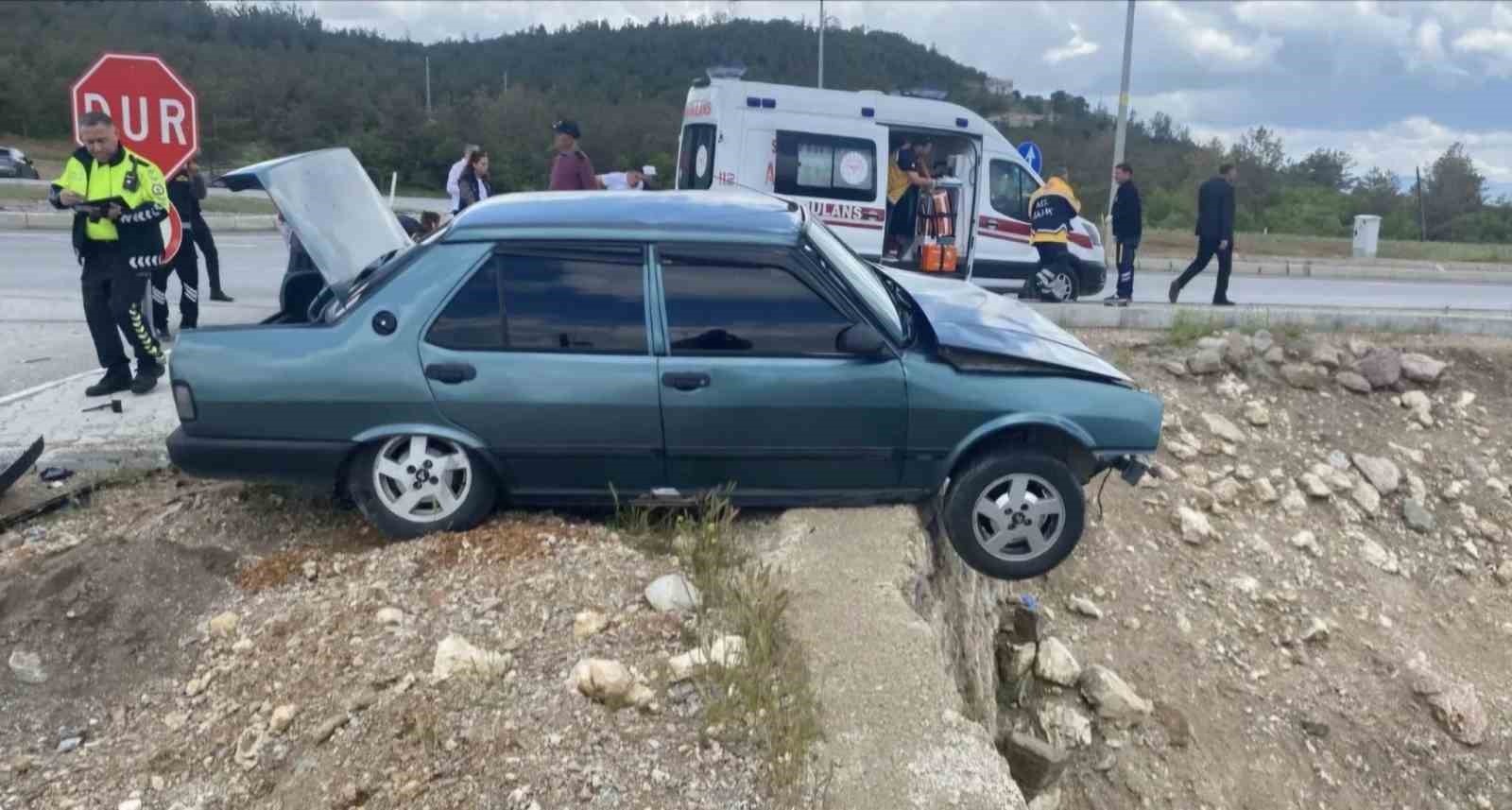kutahya-emet-te-kavsakta-iki-arac-carpisti-3-yarali