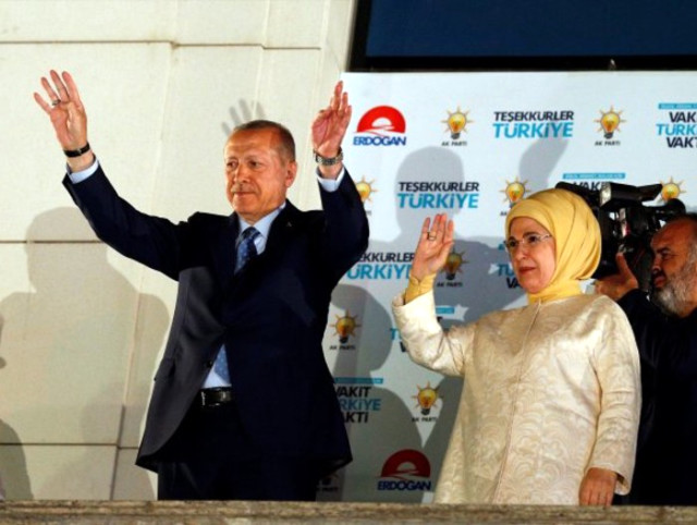 Başkan Erdoğan, Balkon Konuşmasına Kolunda İki Saatle Çıkmış