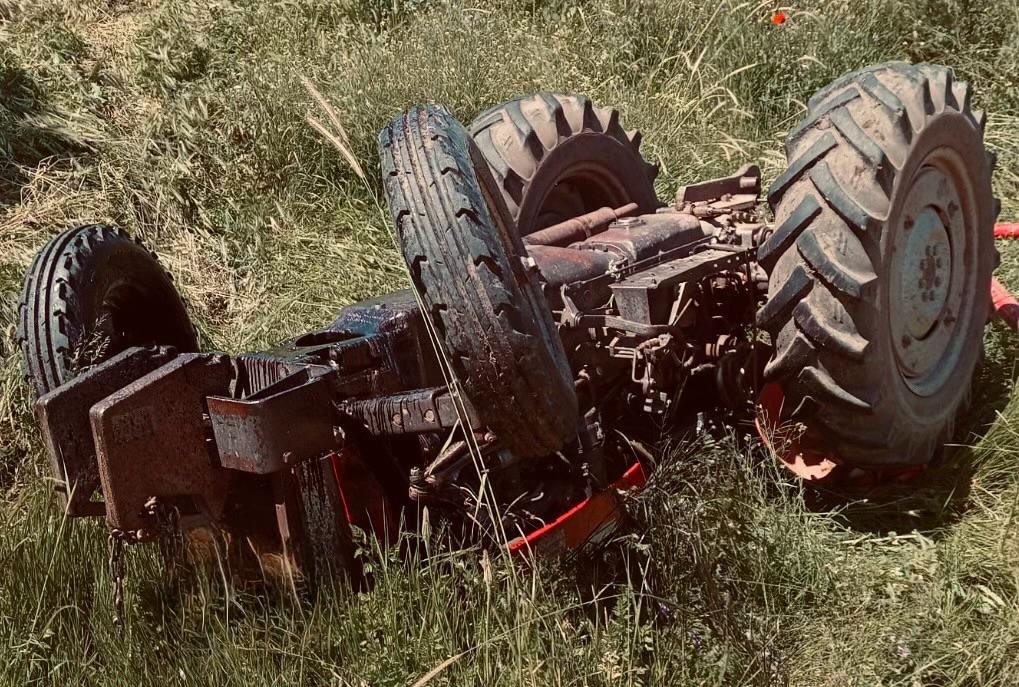 sivas-ta-kontrolden-cikan-traktor-devrildi-1-agir-yarali