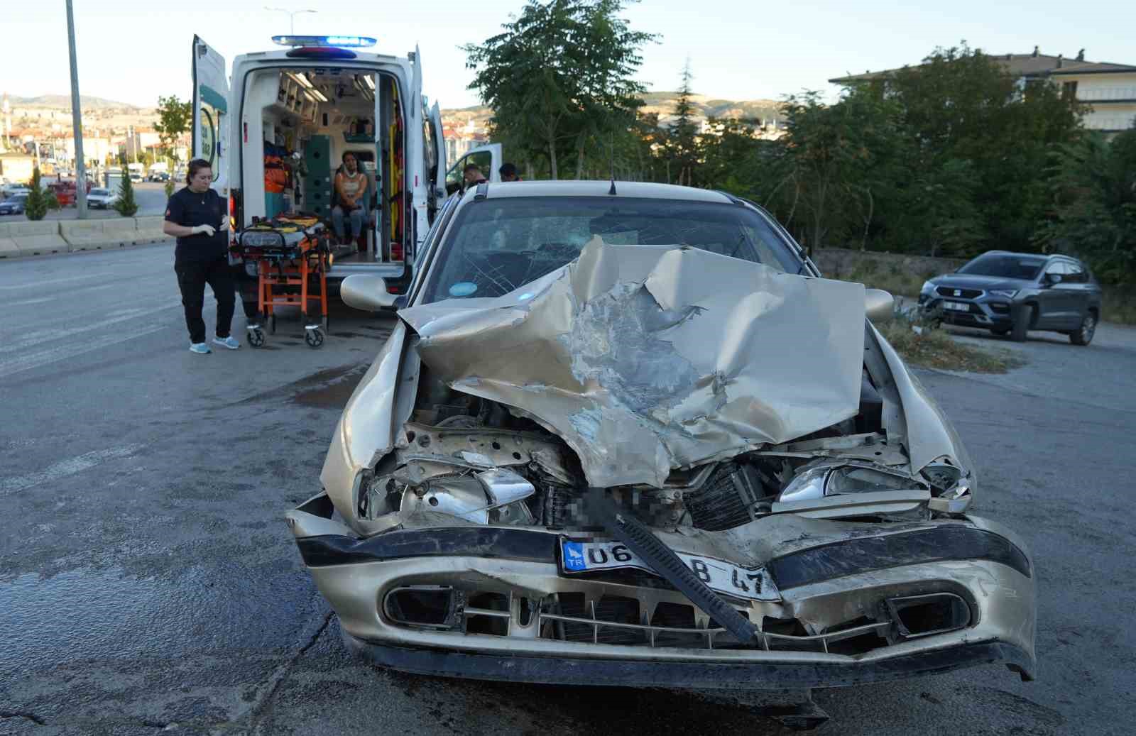 kirikkale-de-minibus-ile-otomobil-carpisti-3-yarali