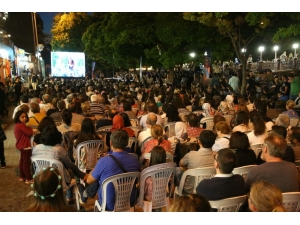 Adalar’da Yüzlerce Vatandaş Sokak Sinemasında Buluştu