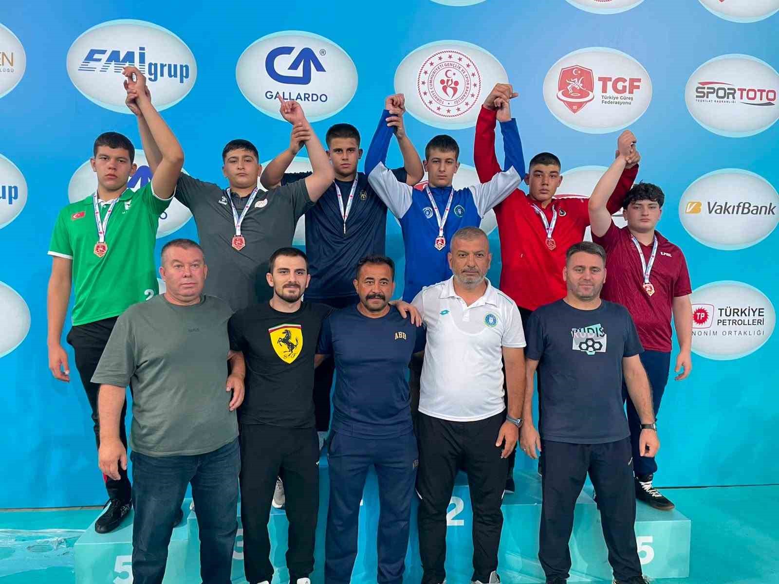 duzceli-minik-gurescilerden-turkiye-derecesi