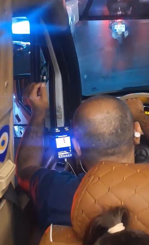 esenyurt-ta-minibus-soforunun-seyir-halindeyken-video-izledigi-anlar-kamerada