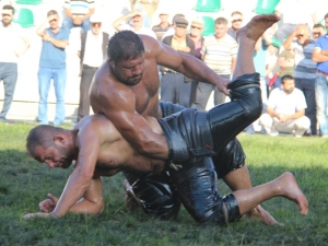 Düzce Yağlı Güreşleri Başpehlivanı Recep Kara Oldu