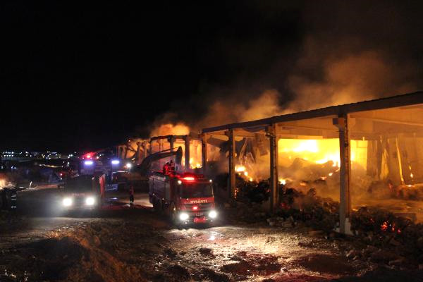 Şanlıurfa'da İplik Fabrikası Alev Alev Yandı! Tonlarca İplik Ve Pamuk Kül Oldu