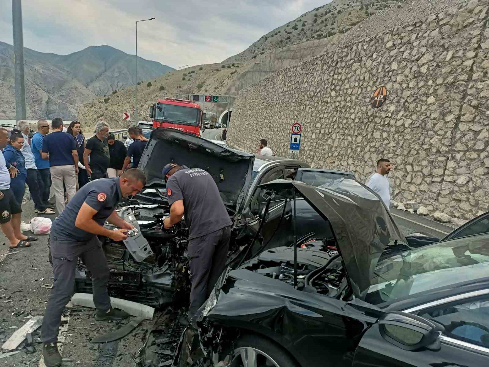 pirinkayalar-tuneli-cikisinda-otomobiller-kafa-kafaya-carpisti-4-yarali