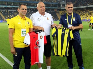 Maç Öncesi Forma Hediye Edildi