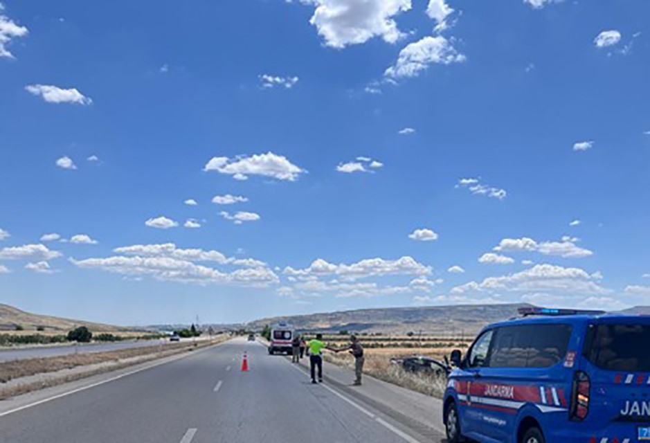 kilis-te-feci-kaza-otomobil-sarampole-devrildi-2-yarali