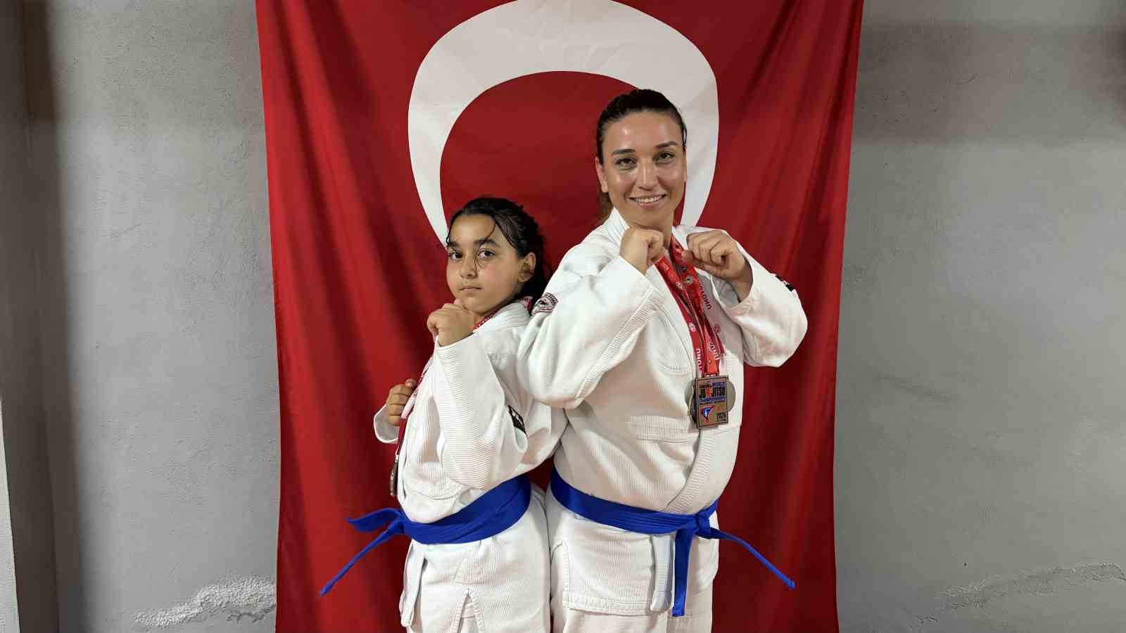 anne-ve-kizi-minderde-birlikte-sampiyonluklara-kosuyor