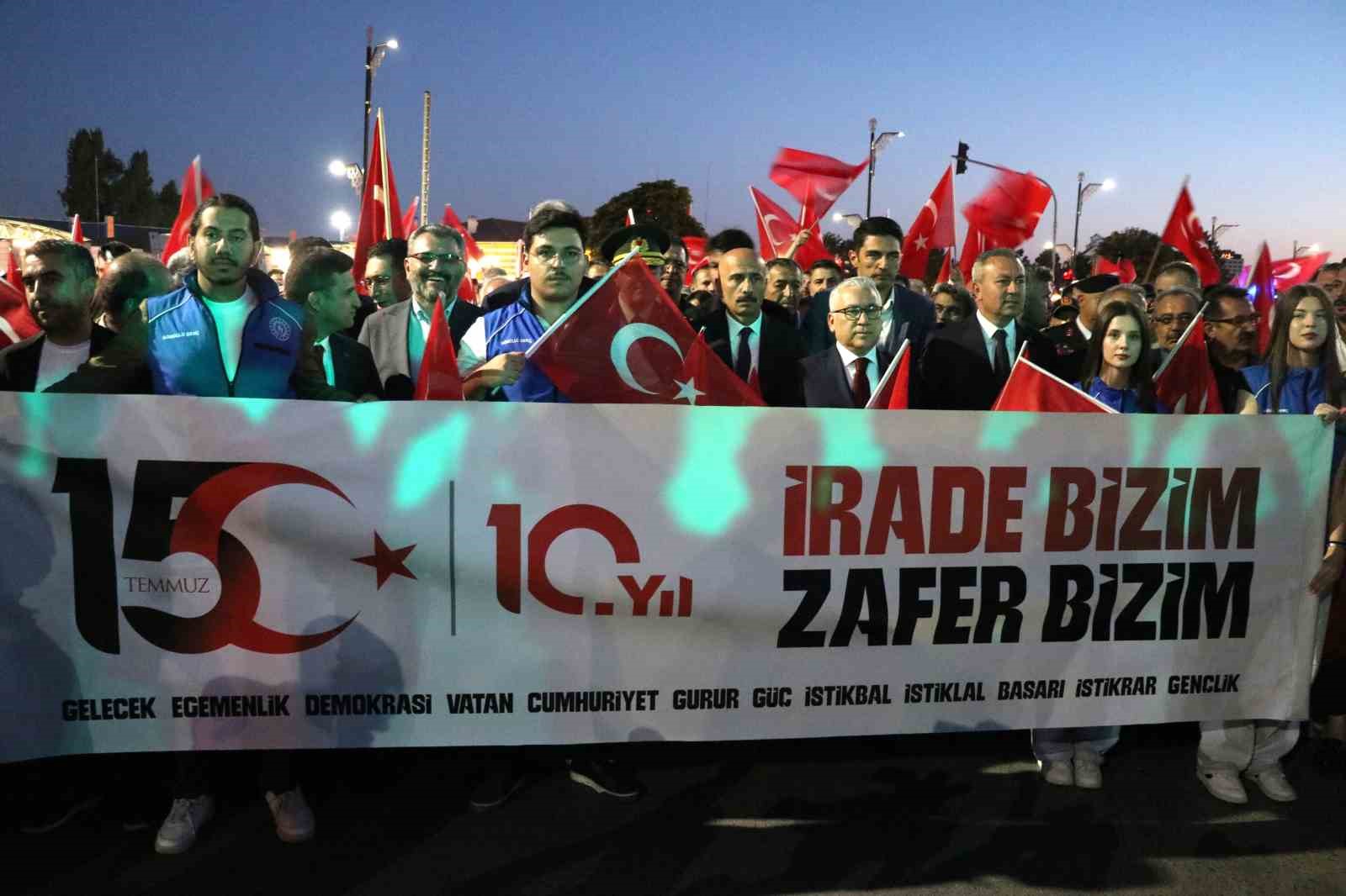 sivas-ta-15-temmuz-un-10-yilinda-meydan-doldu-tasti