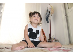 Üç Yaşındaki Ecrin, Ayaklarının Üzerinde Yürümek İstiyor