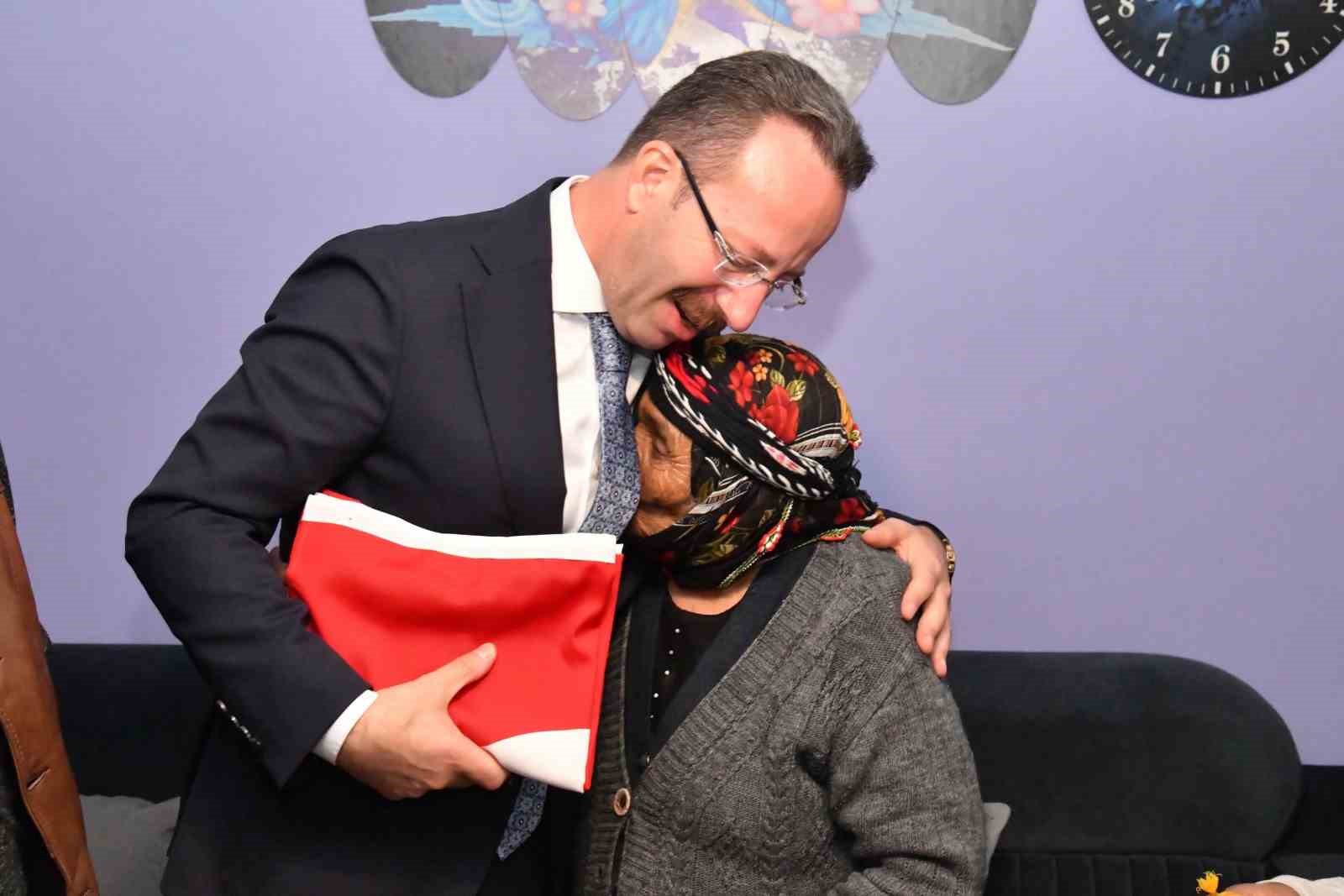 vali-yamli-sehit-yakininin-mesajina-kayitsiz-kalmadi-aileyi-evinde-ziyaret-etti