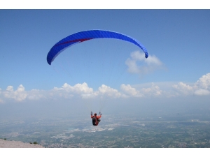 Kartepe’de Yamaç Paraşütü Şenliği