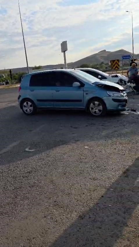 sivas-ta-uc-otomobil-carpisti-7-yarali