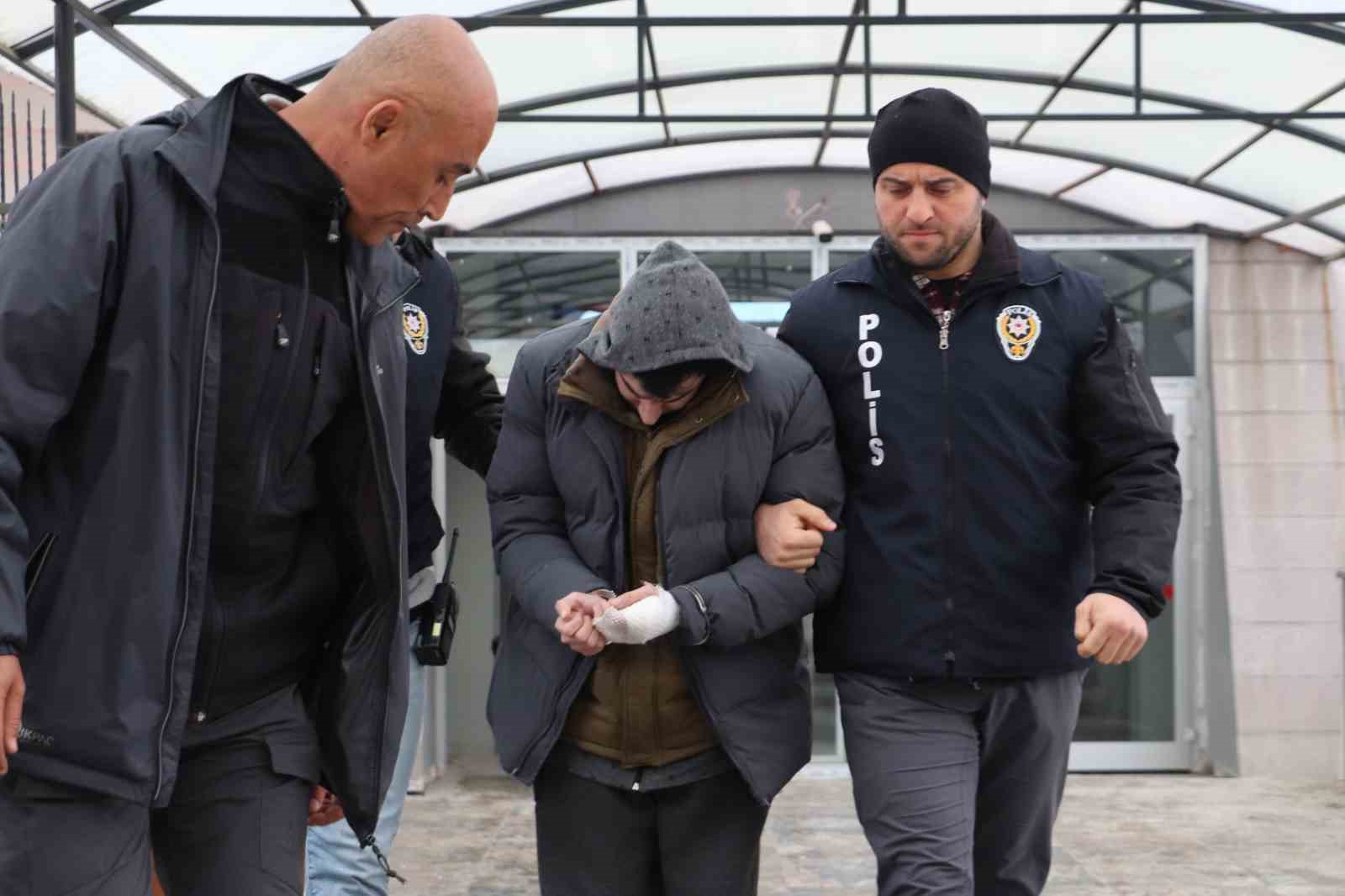 uvey-babasini-bicaklayarak-olduren-sanik-hakim-karsisinda