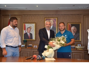Başkan Yılmaz, Dereceye Giren Güreşçiyi Ağırladı