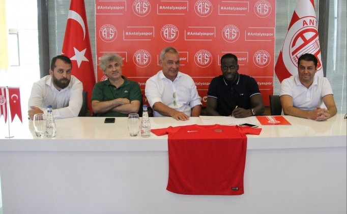 Antalyaspor'da Aly Cissokho Imzaladı