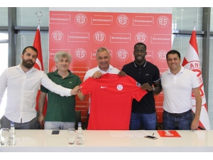 Antalyaspor, Aly Cissokho İle 3 Yıllık Sözleşme İmzaladı