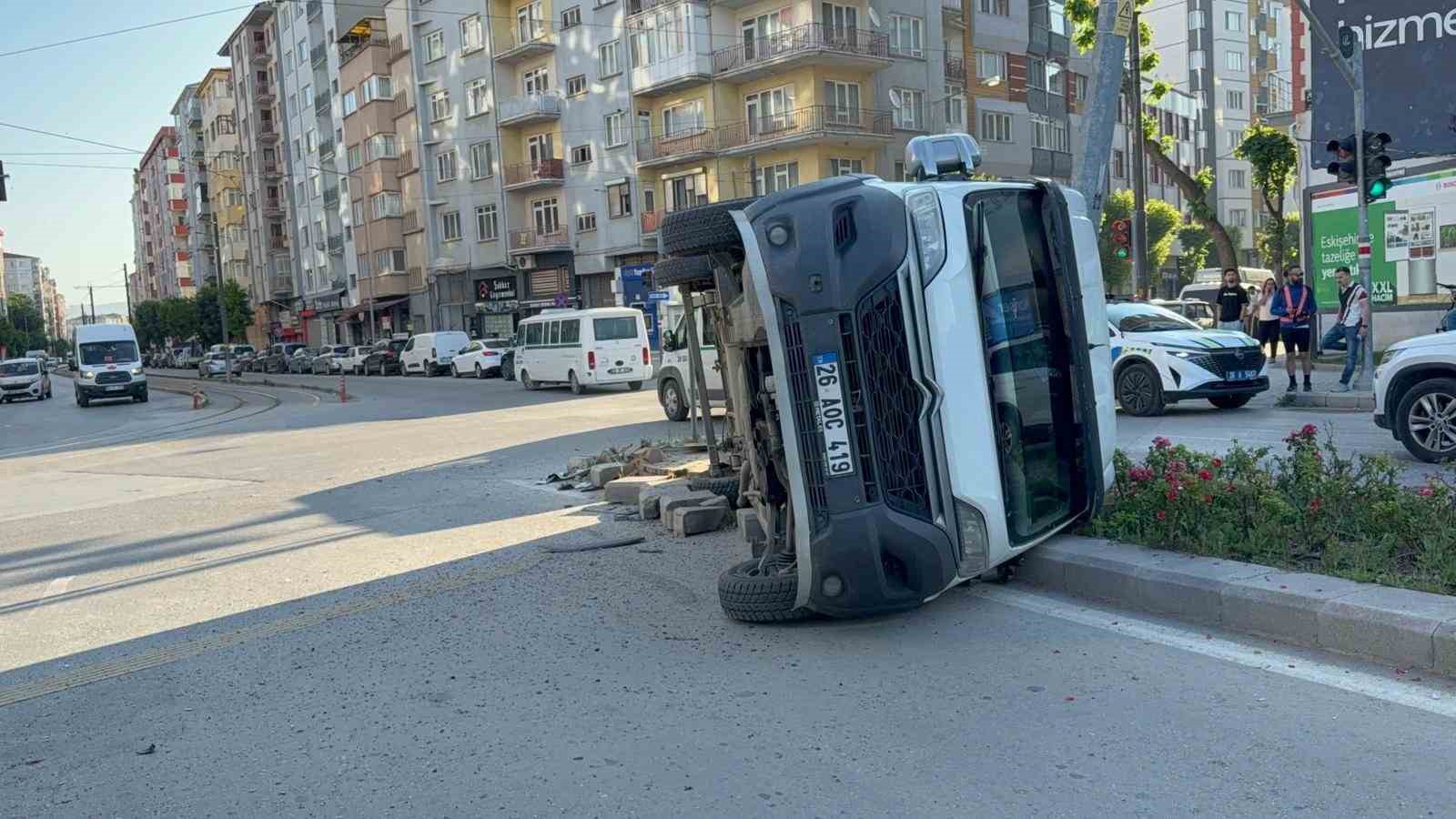 midibusun-carptigi-servis-araci-yan-yatti