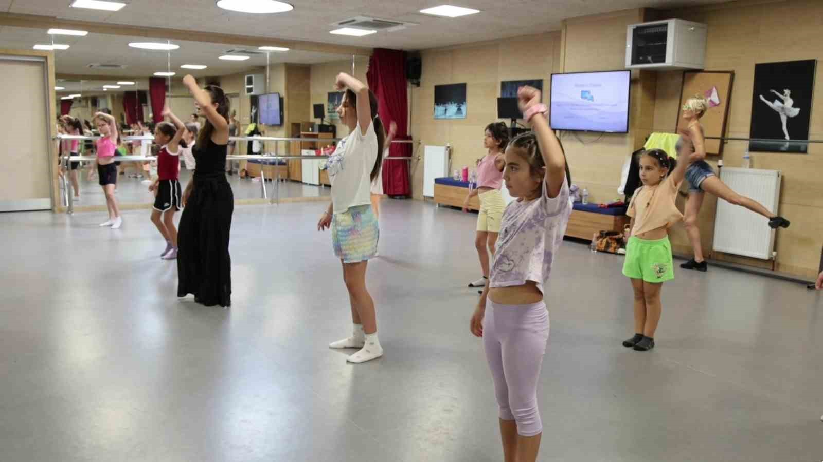 yaz-sanat-kurslari-cocuklari-ve-gencleri-sanatla-bulusturuyor