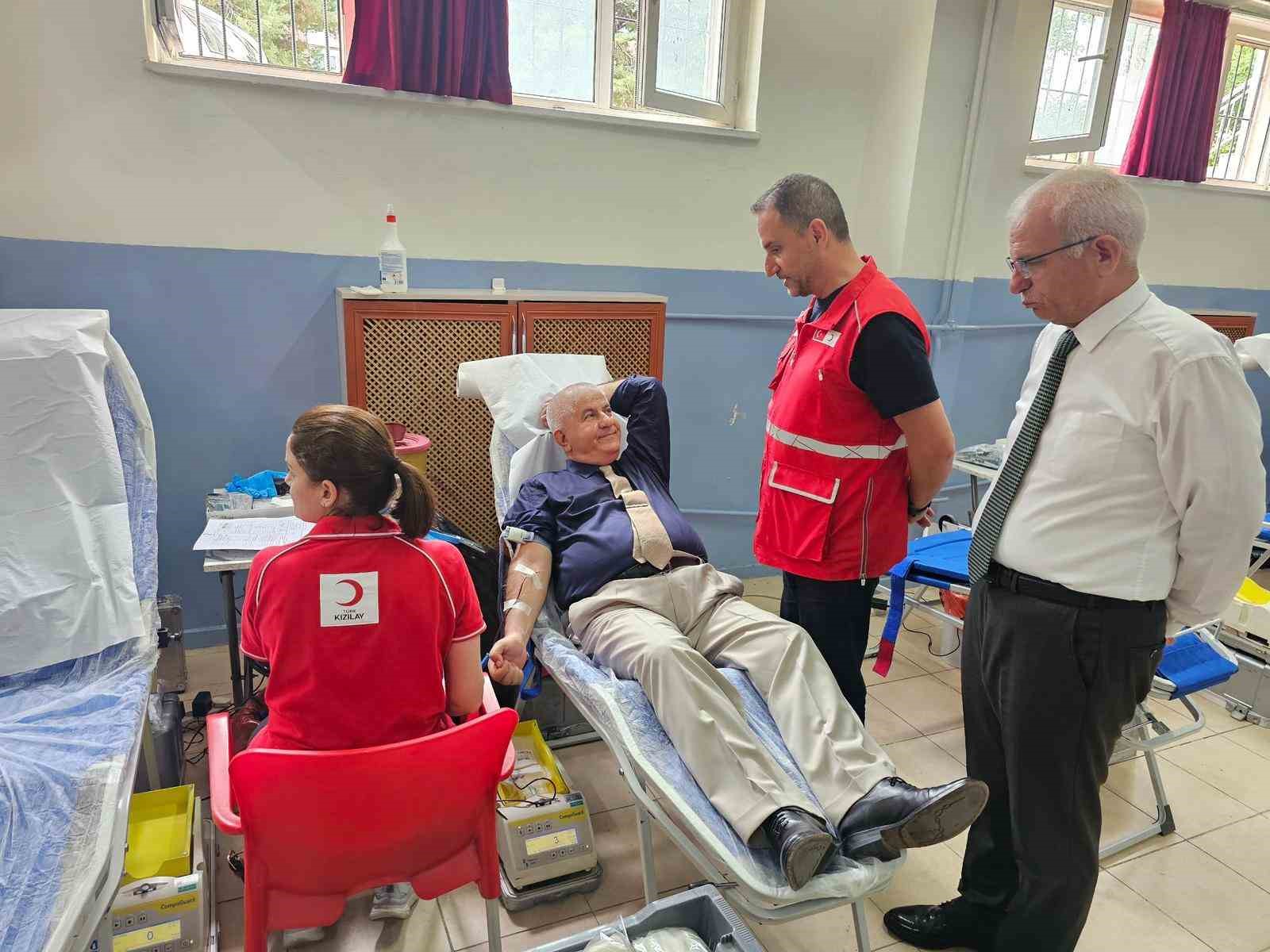 karesi-de-kanpanya-ile-egitimciler-kan-bagisini-yapti