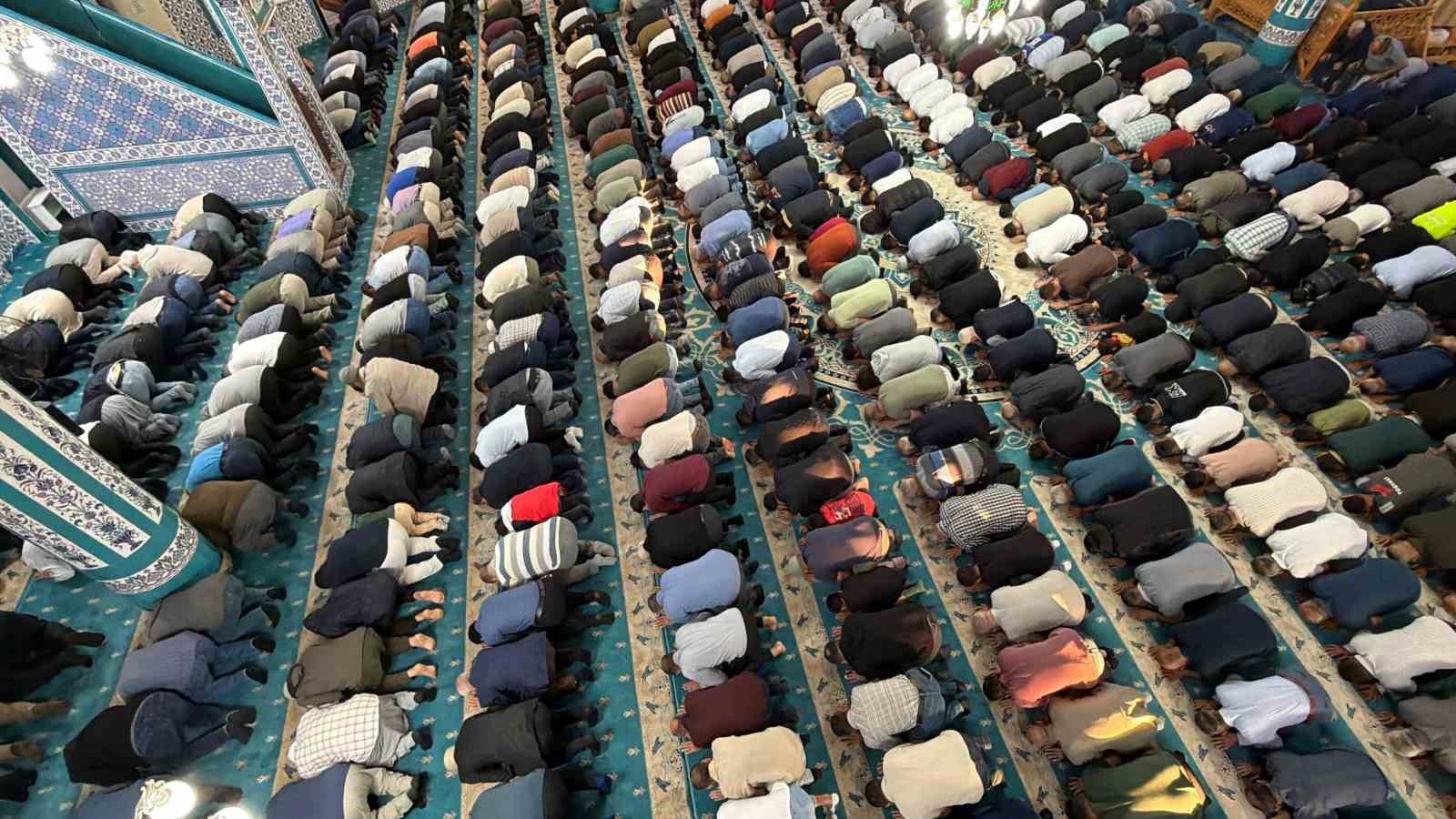 osmaniye-de-bayram-namazinda-camiler-doldu-vatandaslar-protokolle-bayramlasti